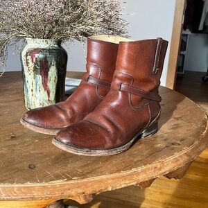 FRYE Women's Lindsay Plate Short Boot, Redwood Smooth Full Grain, 7.5 B US